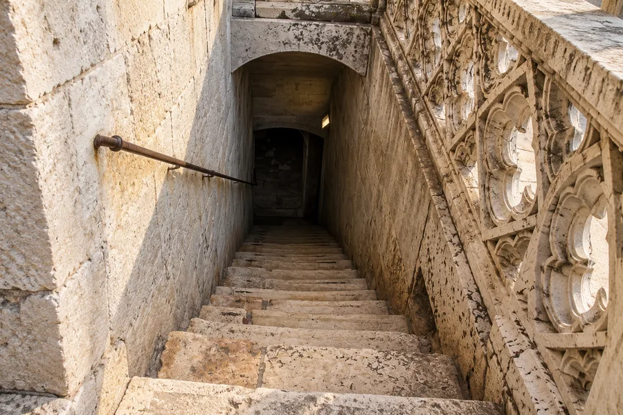 Marches étroites et usées en pierre calcaire à l’intérieur de la tour de Belém
