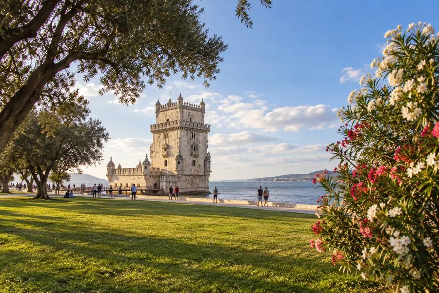 La tour de Belém au bord du Tage et ses jardins sur les rives du fleuve