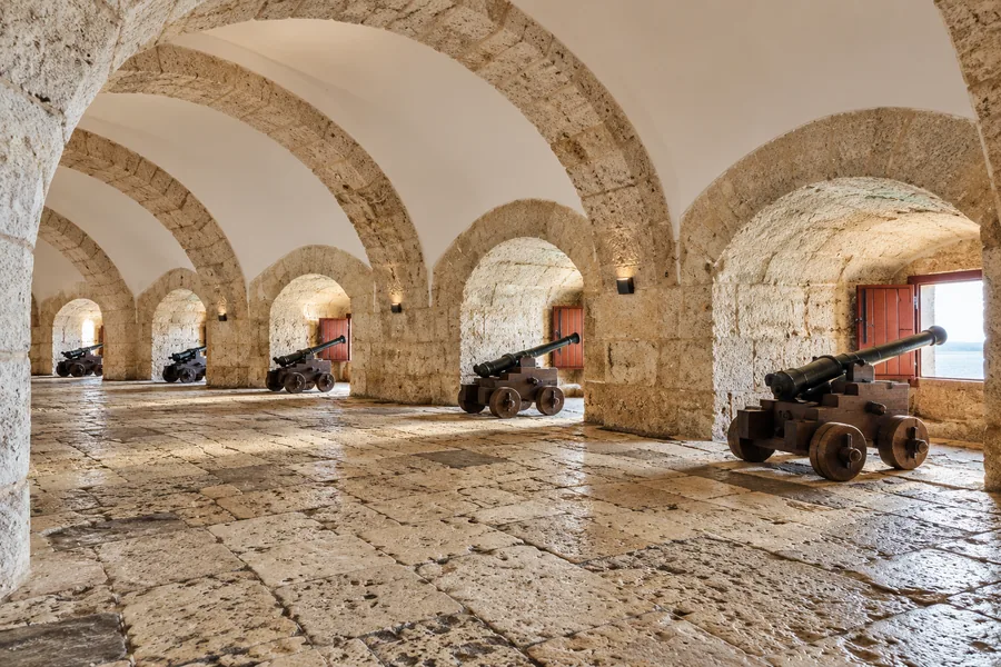 Le bastion fortifié et les espaces de défense à l’intérieur de la tour de Belém