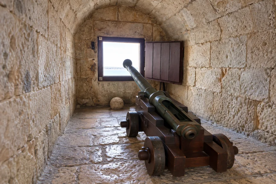 Salles historiques en pierre et passages étroits de la tour de Belém
