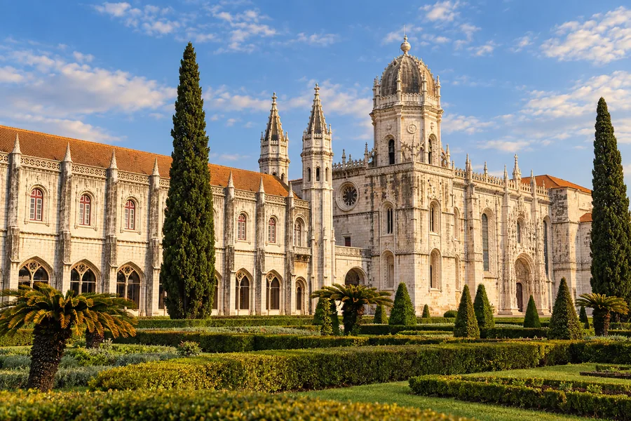 La façade manuéline du monastère des Hiéronymites et ses jardins à Belém