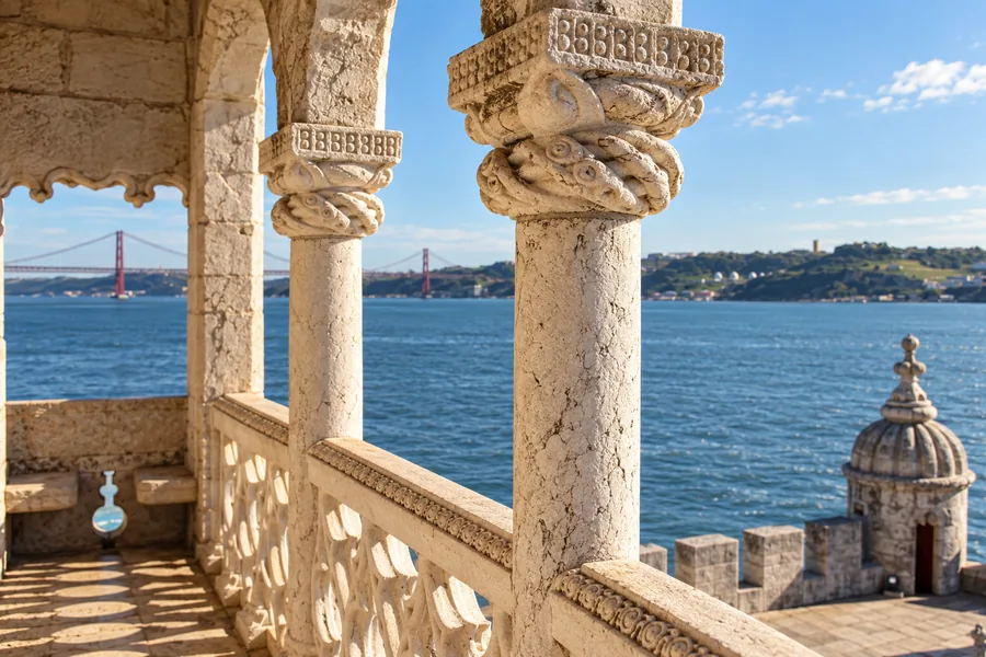 Sculptures en pierre de style manuélin et motifs maritimes sur la tour de Belém