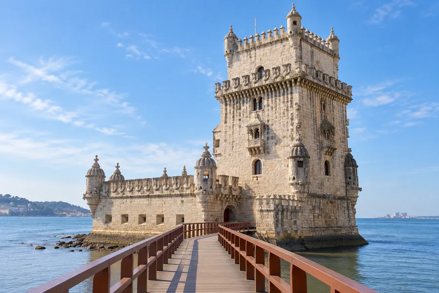 Vue extérieure de la tour de Belém et entrée pour les visiteurs munis d’un billet standard