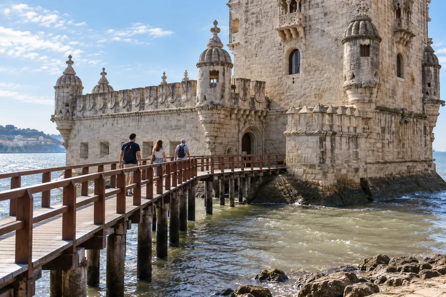 La passerelle en bois menant à l’entrée de la tour de Belém