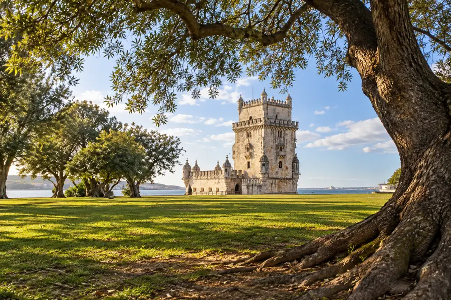 La tour de Belém et les jardins qui l’entourent au bord du fleuve